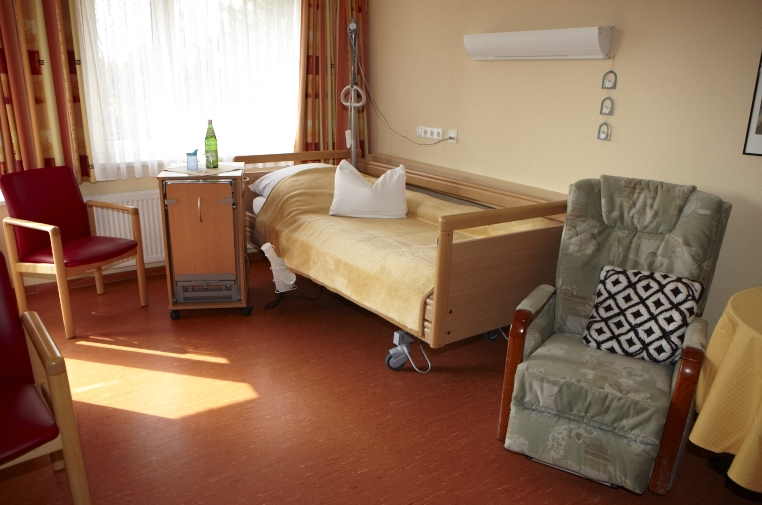 Ein Zimmer im Pflegeheim kostet vielerorts 4000 Euro - und mehr.