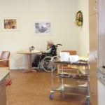 Frau im Rollstuhl in Pflegeheimküche