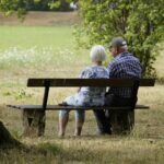 Witwenrente: Mann und Frau auf Bank von hinten